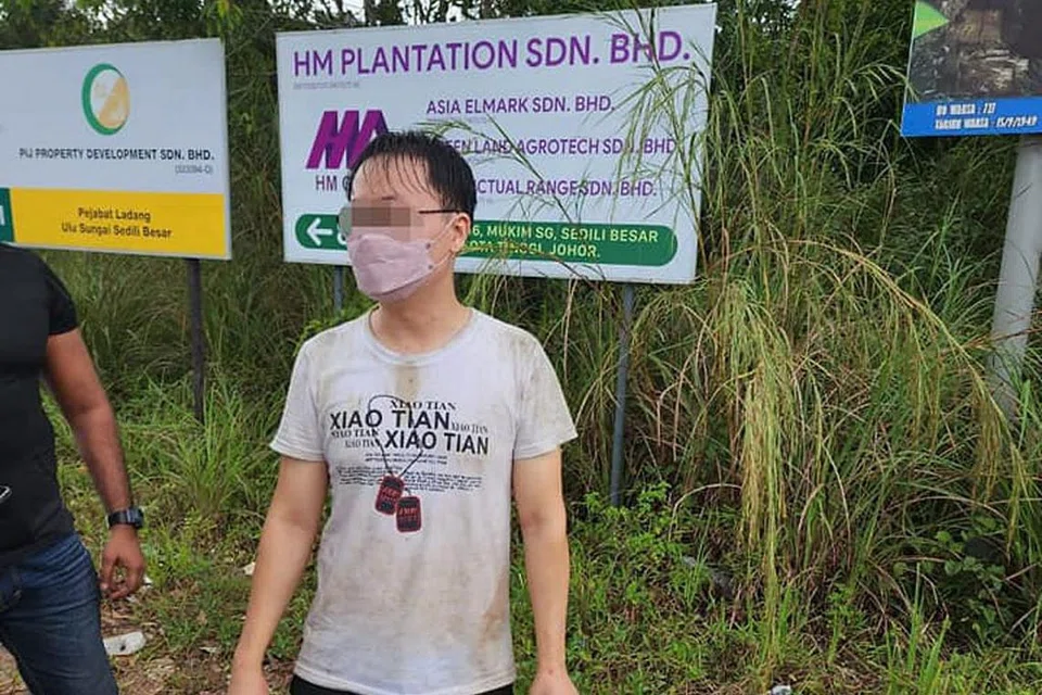 SEDANG DISIASAT: Encik Jason Ren Jie (gambar) sedang mendaki di Hutan Simpanan Panti di Johor bersama rakannya dari Malaysia sebelum hilang pagi Sabtu lalu. - Foto FACEBOOK POLIS DAERAH KOTA TINGGI
