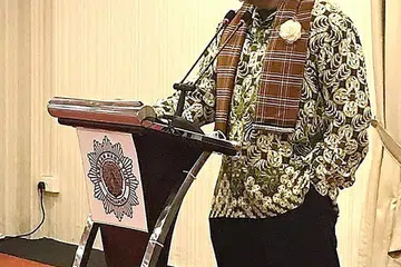 BERKONGSI BERSAMA MASYARAKAT: Paman menyampaikan ucapan semasa majlis iftar Ramadan lalu Musyawarah Sesepuh Guru Silat Tradisi. Beliau turut menganjurkan acara Sembang Silat di Facebooknya bagi berkongsi pengetahuan tentang silat bersama masyarakat. - Foto-foto ihsan ISKANDAR MUDA ABDUL JALIL RAIS