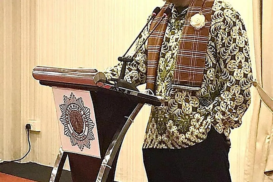 BERKONGSI BERSAMA MASYARAKAT: Paman menyampaikan ucapan semasa majlis iftar Ramadan lalu Musyawarah Sesepuh Guru Silat Tradisi. Beliau turut menganjurkan acara Sembang Silat di Facebooknya bagi berkongsi pengetahuan tentang silat bersama masyarakat. - Foto-foto ihsan ISKANDAR MUDA ABDUL JALIL RAIS