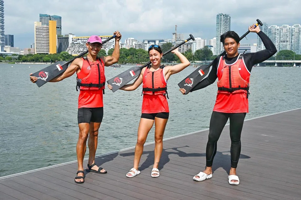 Atlet bot naga negara, (dari kiri) Nur Muhammad Sharifuddin, Sumeya Ahbabovic Shuen Yuen, dan Muhammad Luqman Nurhakim Esa.