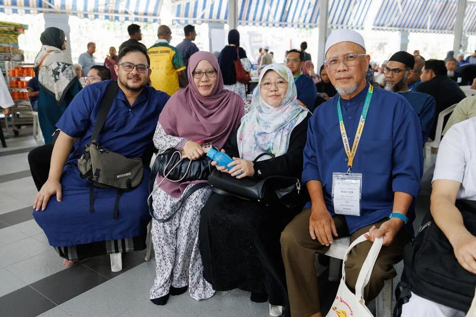 Encik Adanan Selamat, 74 tahun (kanan) antara sohibul korban di Masjid Al-Istighfar pada 27 Mei, sempena Hari Raya Aidiladha. Beliau ditemani isterinya, Cik Shabaria Sairin, 66 tahun (dua dari kanan); anaknya, Cik Nur Nadiah Adanan, 45 tahun (tiga dari kanan) dan menantunya, Encik Encik Zainol Abidin Mohammad, 48 tahun (kiri).