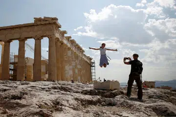 ANTARA TARIKAN: Pelancong pasti mahu bergambar di hadapan kuil Parthenon di Acropolis semasa di Athens, yang merupakan antara daya tarikan di Greece. - Foto REUTERS