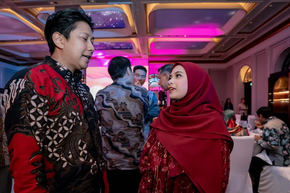 Presiden Persatuan Pemuda Pemudi Melayu (4PM), Encik Nassar Mohamad Zain (kiri) bertukar pandangan bersama Penerima Anugerah Jauhari Harapan 2024, Cik Zulayqha Zulkifli (kanan). 