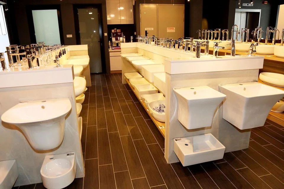 KEPERLUAN BILIK AIR: Inilah antara perkakas bilik air yang ditawarkan syarikat Hupfarri di bawah rangkaian produk OttO. - Foto SHIN MIN