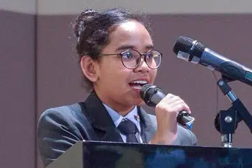 BERI KEYAKINAN: Peluang menerajui pucuk pimpinan MLEP di Maktab Rendah Pioneer juga memberi keyakinan Cik Nur Zulaikha Mohamed Rohaidzat sekaligus meningkatkan keupayaannya bercakap di khalayak ramai. - Foto ihsan NUR ZULAIKHA MOHAMED ROHAIDZAT