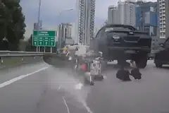 Tangkap layar papan pemuka pikap Navara melanggar motosikal di Lebuhraya Plus sebelum Tol Duta, pada 10 Mei.