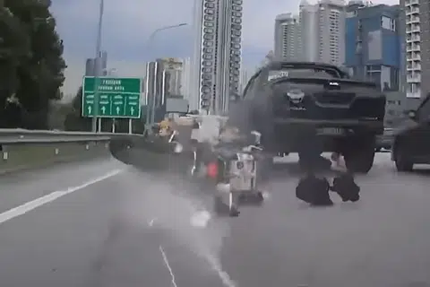 Tangkap layar papan pemuka menunjukkan pikap Nissan Navara melanggar motosikal di Lebuhraya Plus sebelum Tol Duta pada 10 Mei.