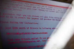 SERANGAN SIBER TERBESAR: Sebuah komputer riba menayangkan mesej selepas dijangkiti ransomware sebagai sebahagian daripada serangan siber di seluruh dunia Selasa lalu. - Foto AFP
