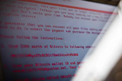 SERANGAN SIBER TERBESAR: Sebuah komputer riba menayangkan mesej selepas dijangkiti ransomware sebagai sebahagian daripada serangan siber di seluruh dunia Selasa lalu. - Foto AFP
