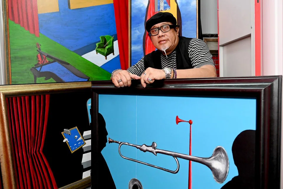 Pelukis, Rosihan Dahim, bergambar bersama beberapa karya beliau.