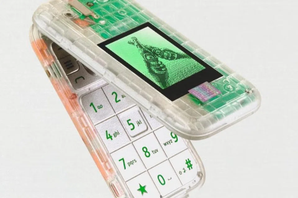 ‘The Boring Phone’ ialah telefon ‘flip’ baru tanpa ciri. Ia lebih memenuhi keinginan golongan Generasi Z yang prihatin tentang isu penggunaan data dan butiran peribadi oleh pihak yang tidak bertanggungjawab jika menggunakan telefon pintar. 