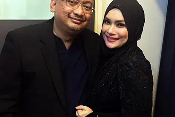 LUAH PERASAAN DI INSTAGRAM: Nora dan Allahyarham Johan Nawawi merancang menyambut ulang tahun ke-25 perkahwinan mereka pada 9 April dengan mengerjakan umrah di Makkah. - Foto fail