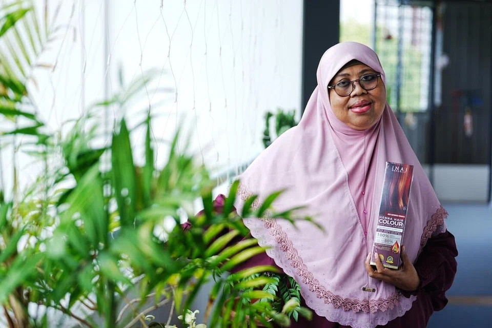 Cik Zulinah Guah memilih untuk berniaga secara dalam talian kerana beliau tidak perlu keluar rumah dan dapat menyesuaikan masa berniaga dengan jadual menjalani dialisis.