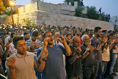 DIBENARKAN MASUK: Penduduk Palestin yang bersolat di luar Masjid Al-Aqsa ini telah dibenarkan memasuki masjid tersebut selepas Israel menarik balik beberapa sekatan yang dikenakan sebelum ini. - Foto AFP