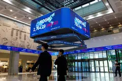 Foreigners are returning to the stock market, helping to push the benchmark Kospi Index into a bull market on Lee Jae-myung’s first day in office. 