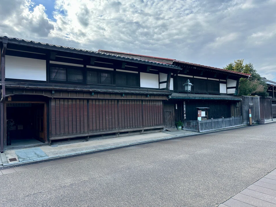 Yasuda Taizo of Taizo Glass Gallery was one of the first tenants to move into Iwase.