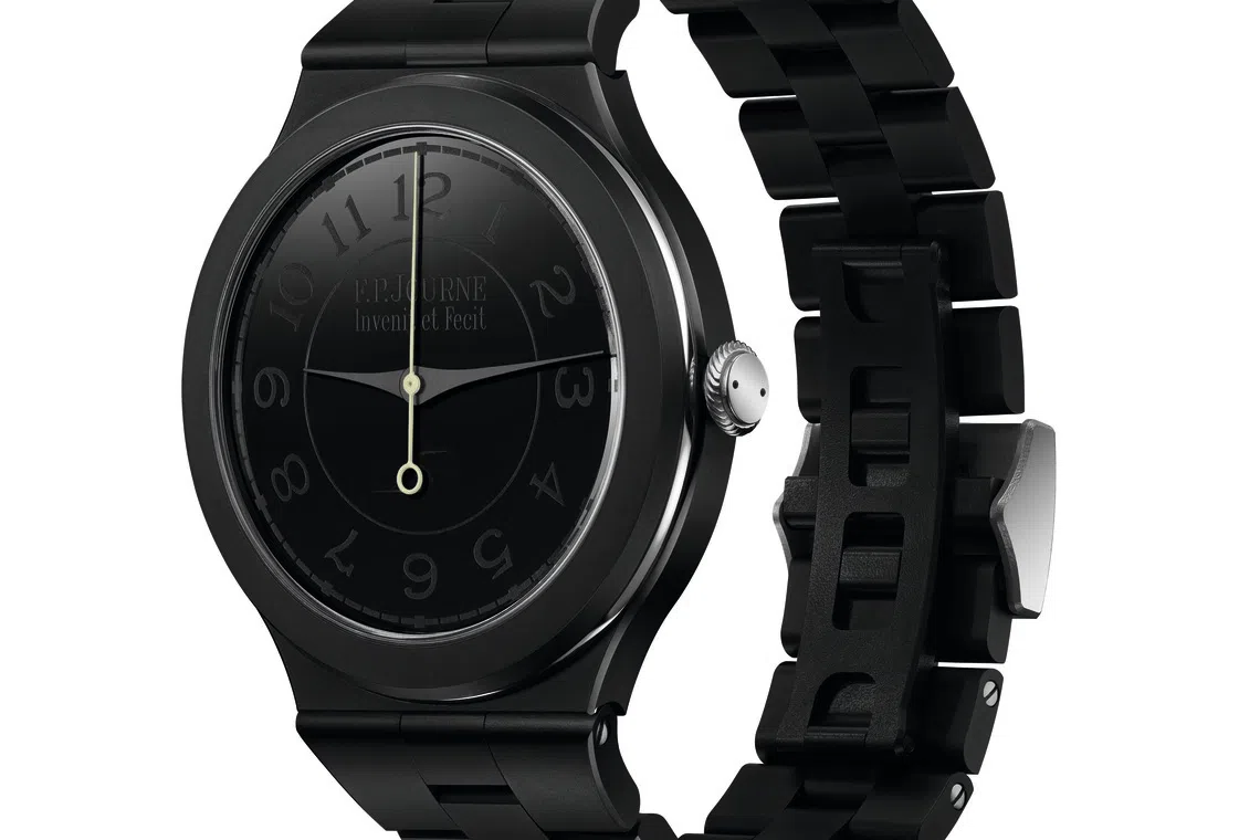 The grey-black tone of the Chronometre Furtif comes from tungsten carbide, the material used for the watch case and bracelet.