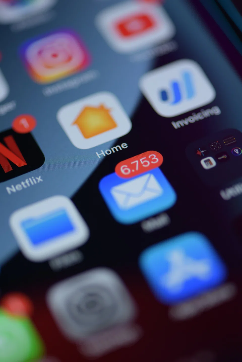 A recent Microsoft report found that 40% of Microsoft 365 users online at 6 am are already scanning their e-mails – and that an average worker will receive 117 e-mails before the clock rolls around to midnight.