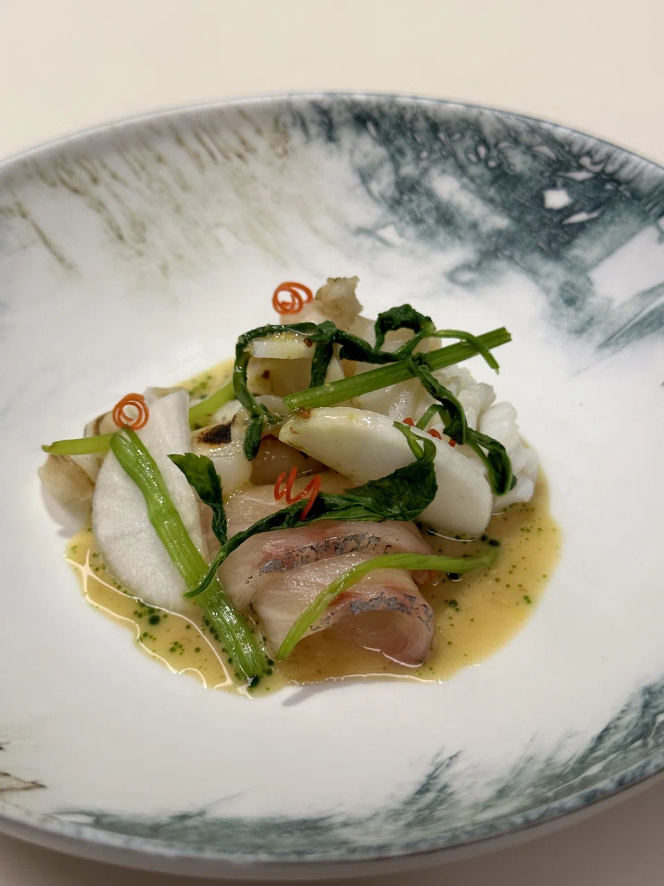 Striped jack sashimi, squid and razor clam are cooked in three different ways.