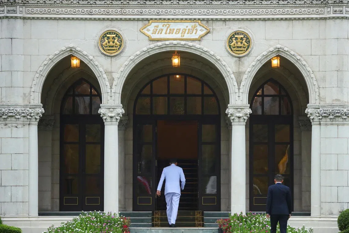 Two former central bank governors have said that the Pheu Thai Party's plan is fiscally irresponsible.