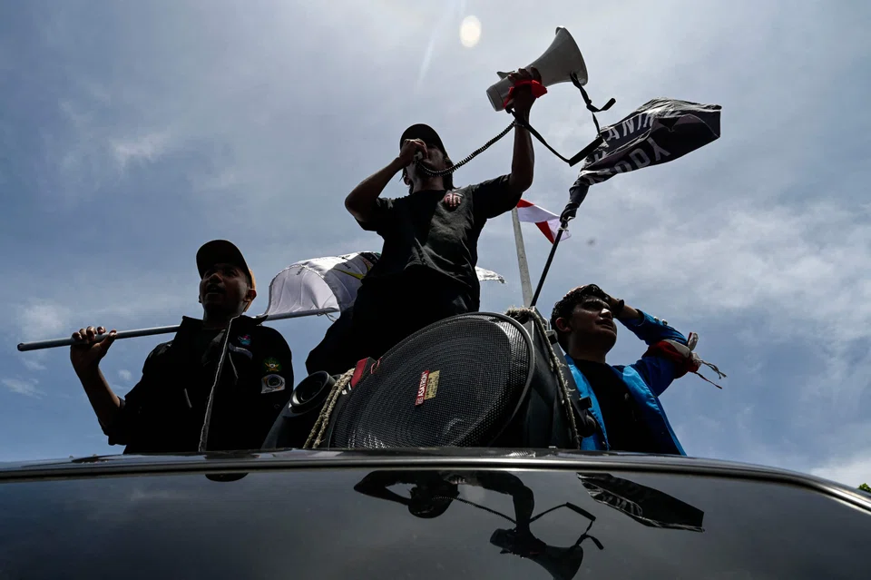 University students protesting against the price of gasoline in front of the people's representative council in Banda Aceh on Monday (Sep 5).  