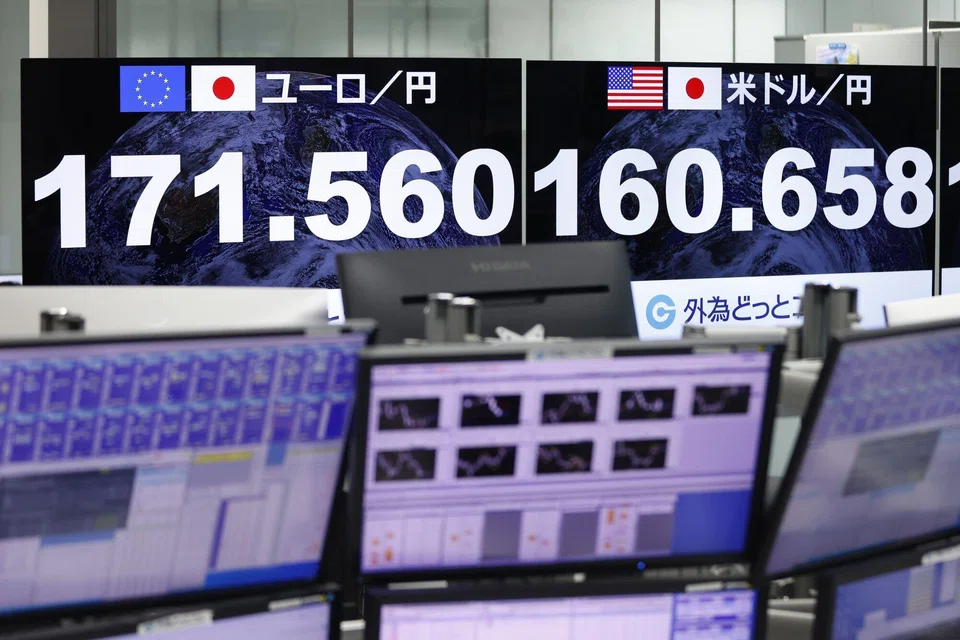 Return from securities investment overseas, including interest payments due to elevated long-term rates and dividends, were boosted by the weak yen.