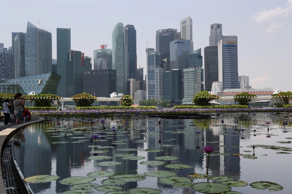 Slow payments fall by 0.07 percentage point to 44 per cent from 44.07 per cent on a quarter-on-quarter basis.