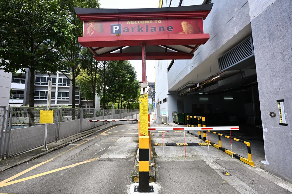 Kosma Holdings, owner of both the service road and the mall’s car park, imposed a S$1,000 penalty for each unauthorised entry and charged between S$20 and S$100 for loading bay access.