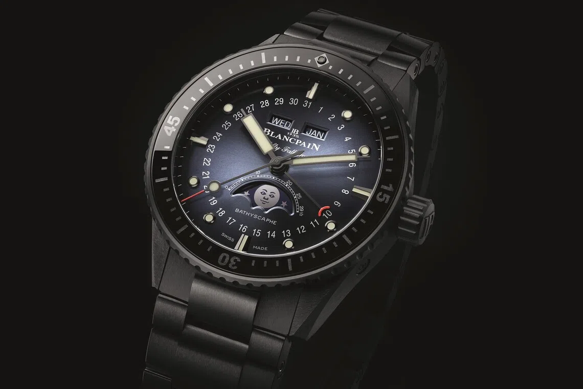 The latest Bathyscaphe Quantieme Complet Phases de Lune features Blancpain’s first full ceramic bracelet in black.