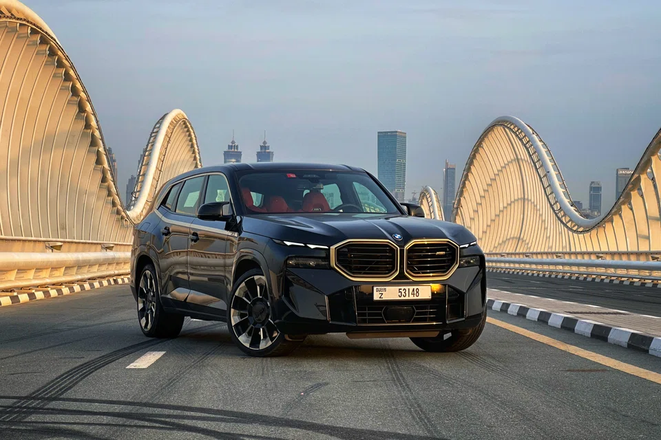 The BMW XM comes with a snarling big V8 engine with two turbochargers and a powerful electric motor, the whole lot nestled behind what must be the world’s biggest grille.