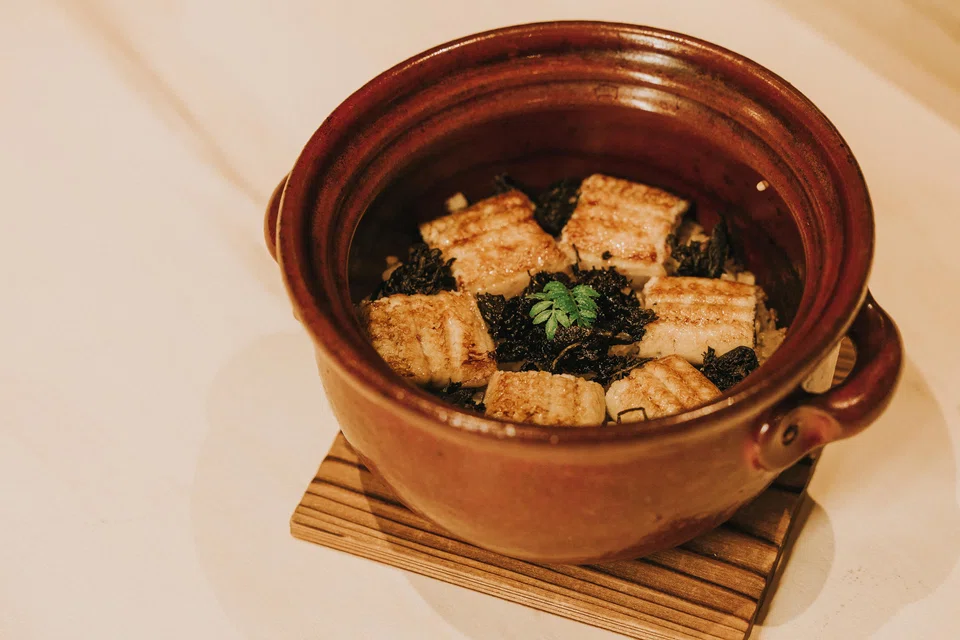 Unagi donabe with Dong Ding oolong tea leaves.