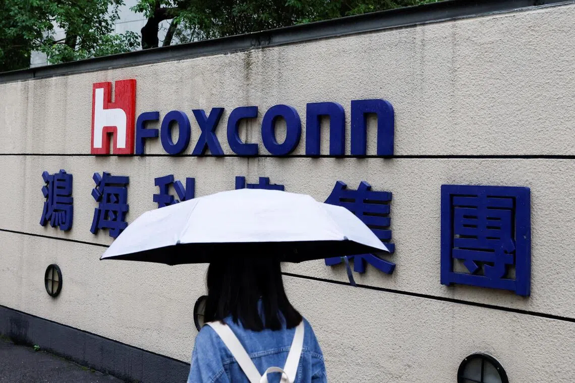 Foxconn’s pay structure, which holds back a second portion of wages until the following month, left some dispatch workers without weeks’ worth of overtime pay if they resigned before a particular cutoff date, China Labor Watch said. 