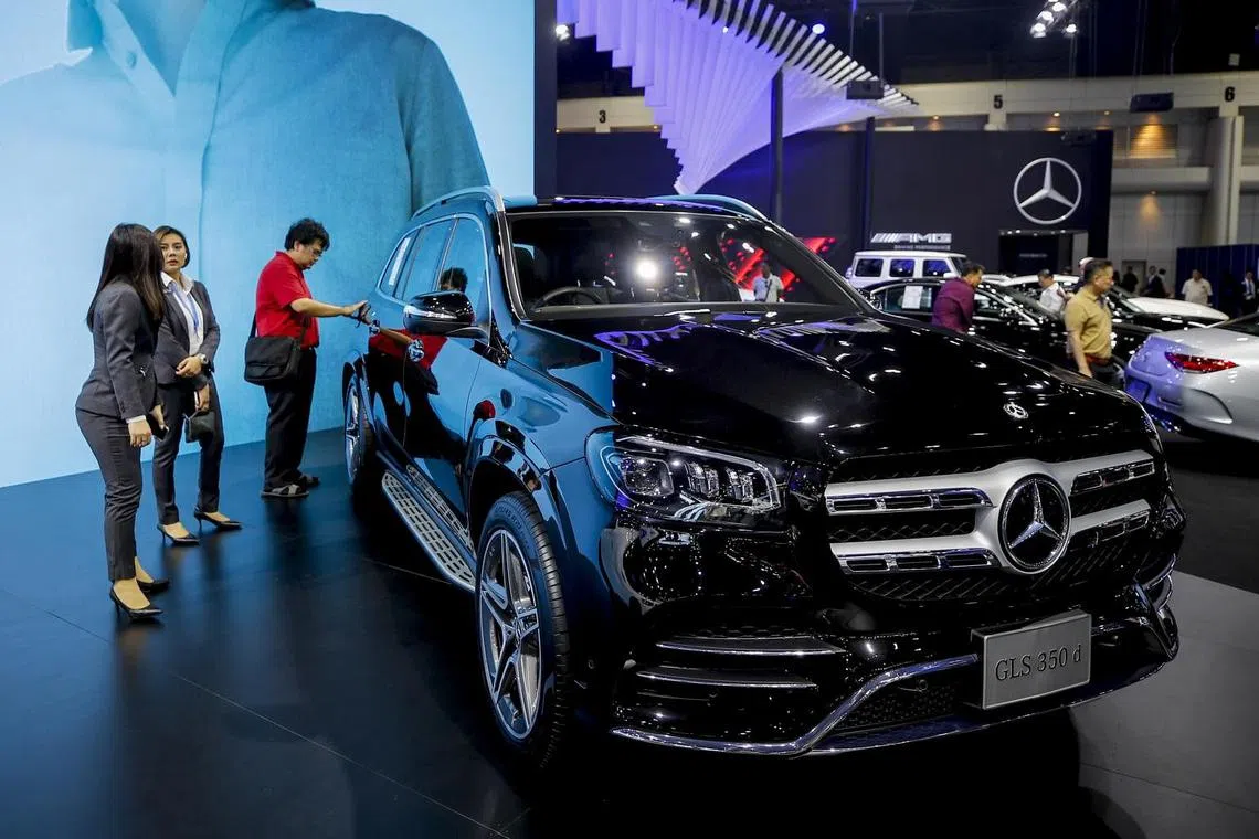Mercedes beats BMW in November, tightening US luxury-car race