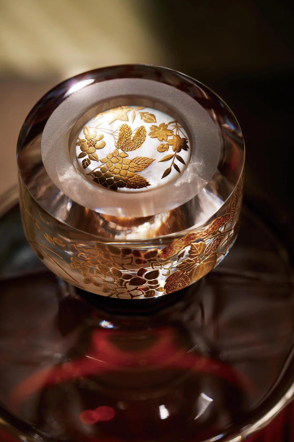 Traditional maki-e lacquerwork and mother-of-pearl inlay on the bottle cap.