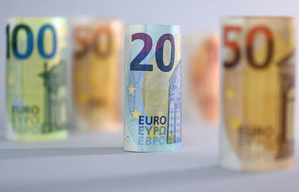 The euro had risen as high as US$1.0230 overnight but fell to US$1.0185 in Europe after 3 of Mario Draghi's Italian government coalition partners snubbed a confidence vote he had called on Wednesday to try and renew their fractious alliance.