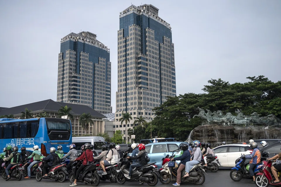 Bank Indonesia is in an interest-rate cutting cycle and investors are redirecting funds from a set of rupiah-denominated tools into sovereign bonds.