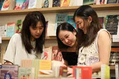 Industry observers tell The Business Times that more Singaporeans are reading in their leisure time as well as attend reading-related activities.