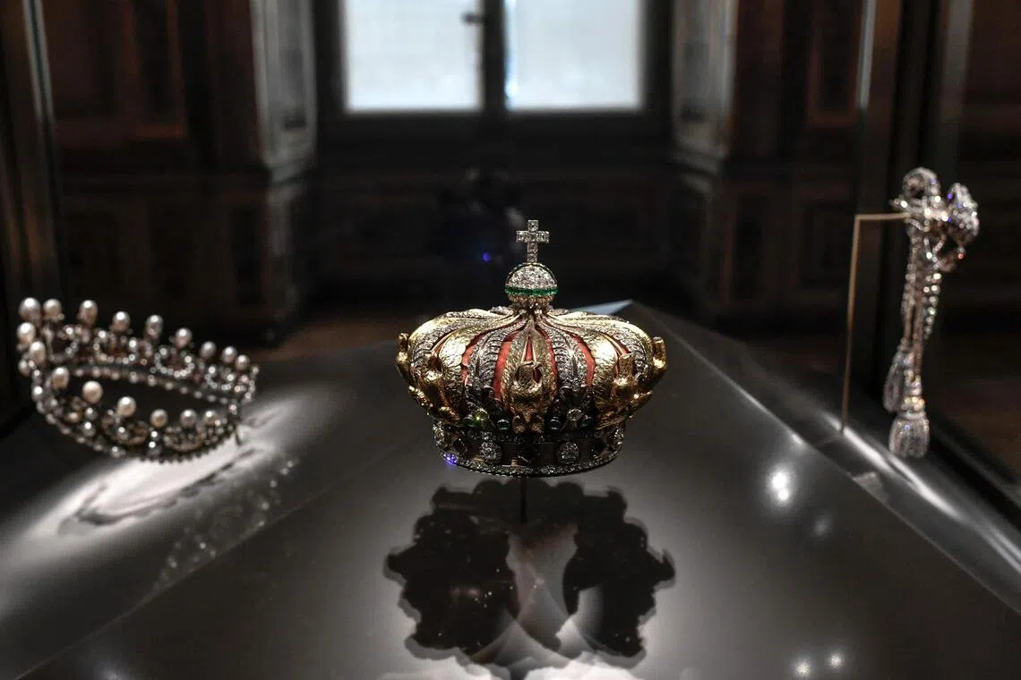 The diamond and emerald crown of the Empress of the French Eugenie de Montijo was found broken near the Louvre after the robbery, a source close to the case says.