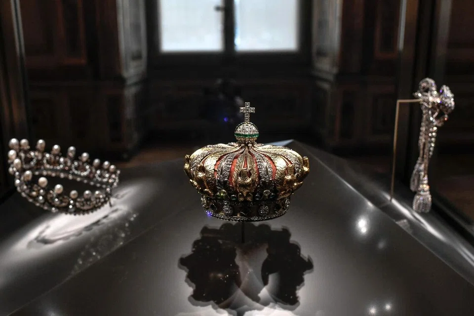 (FILES) This picture shows the crown of the Empress of the French Eugénie de Montijo displayed at Apollon's Gallery on January 14, 2020 at the Louvre museum in Paris after the reopening of the Gallery following ten months of renovations. Robbers broke in to the Louvre and fled with jewellery on October 19, 2025 morning. France's Interior Minister said that jewellery stolen from the Louvre Museum was "priceless". Diamond and emerald crown of the Empress of the French Eugénie de Montijo was found broken near Louvre after robbery, a source close to the case announced. (Photo by STEPHANE DE SAKUTIN / AFP)