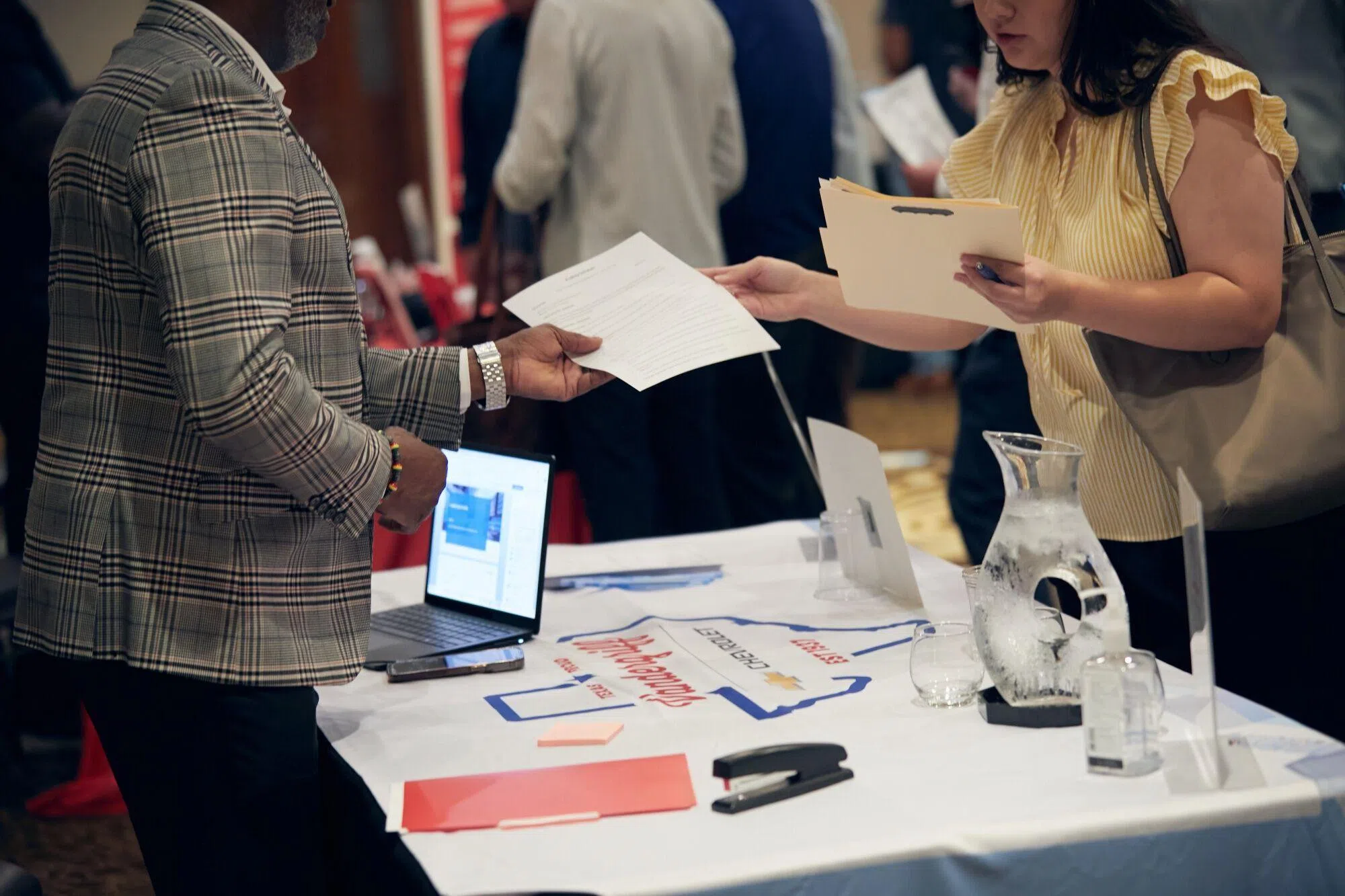 US weekly jobless claims increase moderately, point to stable labour market