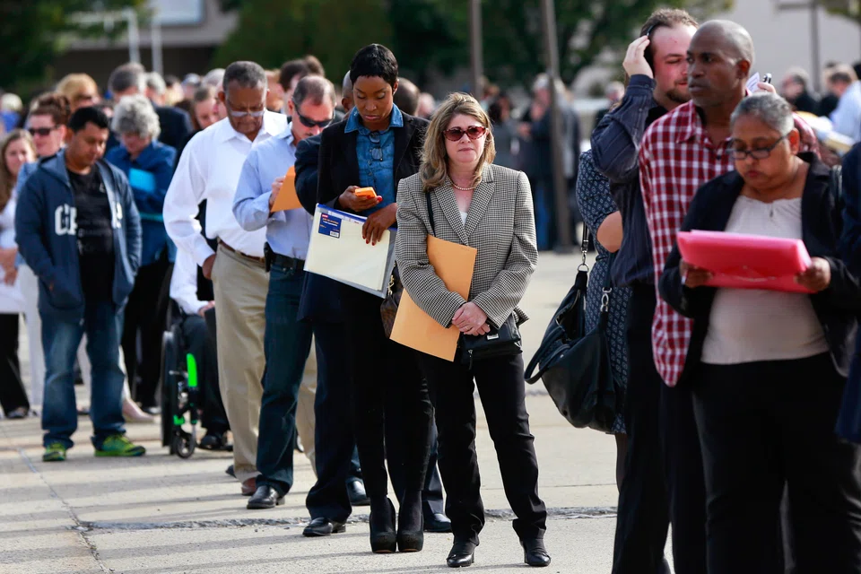 Initial claims for state unemployment benefits fell 17,000 to a seasonally adjusted 233,000 for the week ended Aug 3, the Labor Department said.