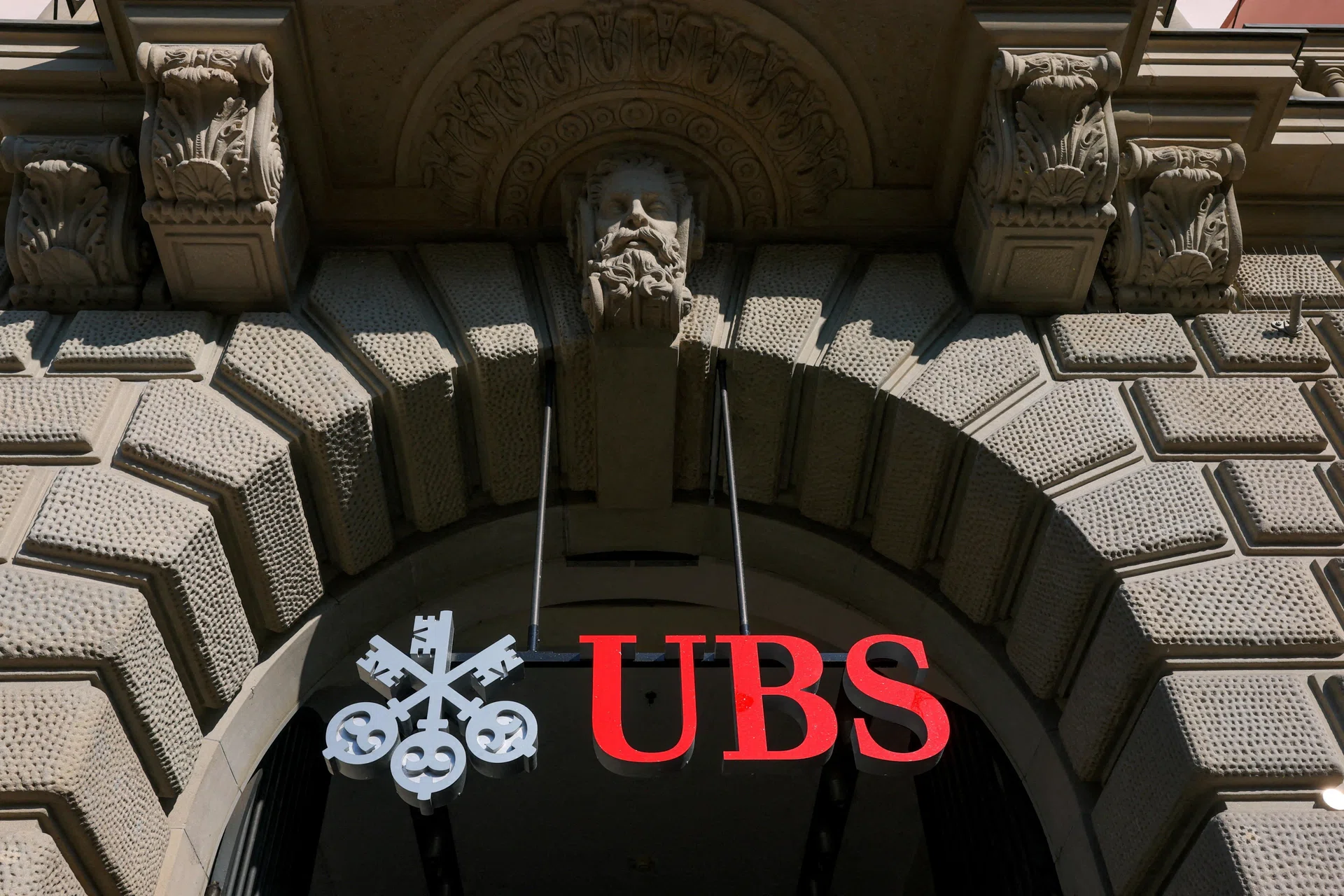 Switzerland launches consultation on stricter bonus rules for banks