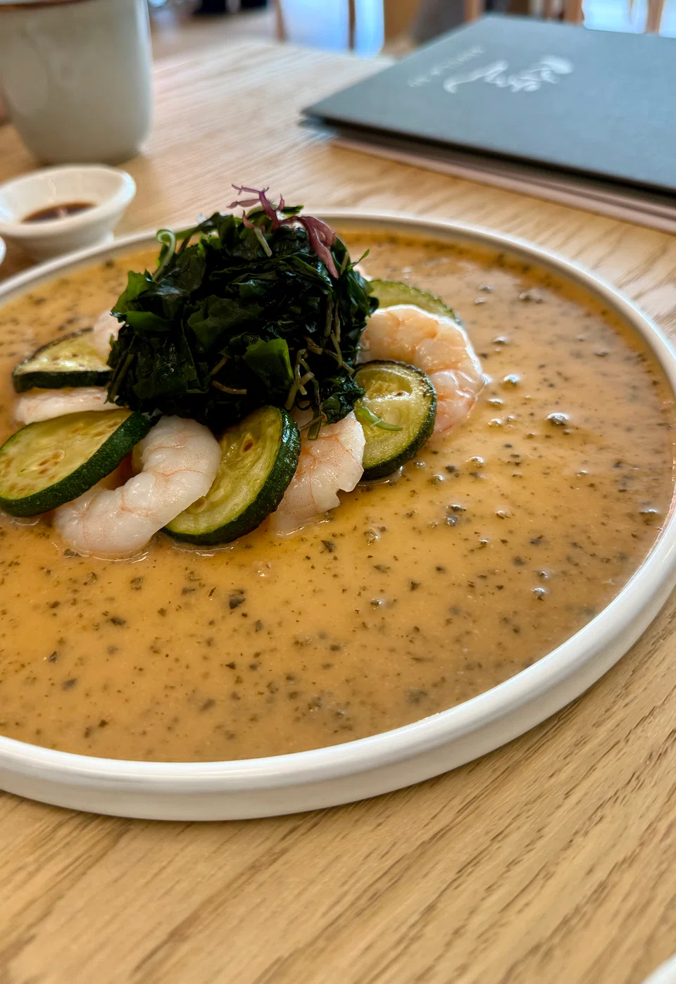 Seoul & So餐厅活泼明亮的室内装潢。