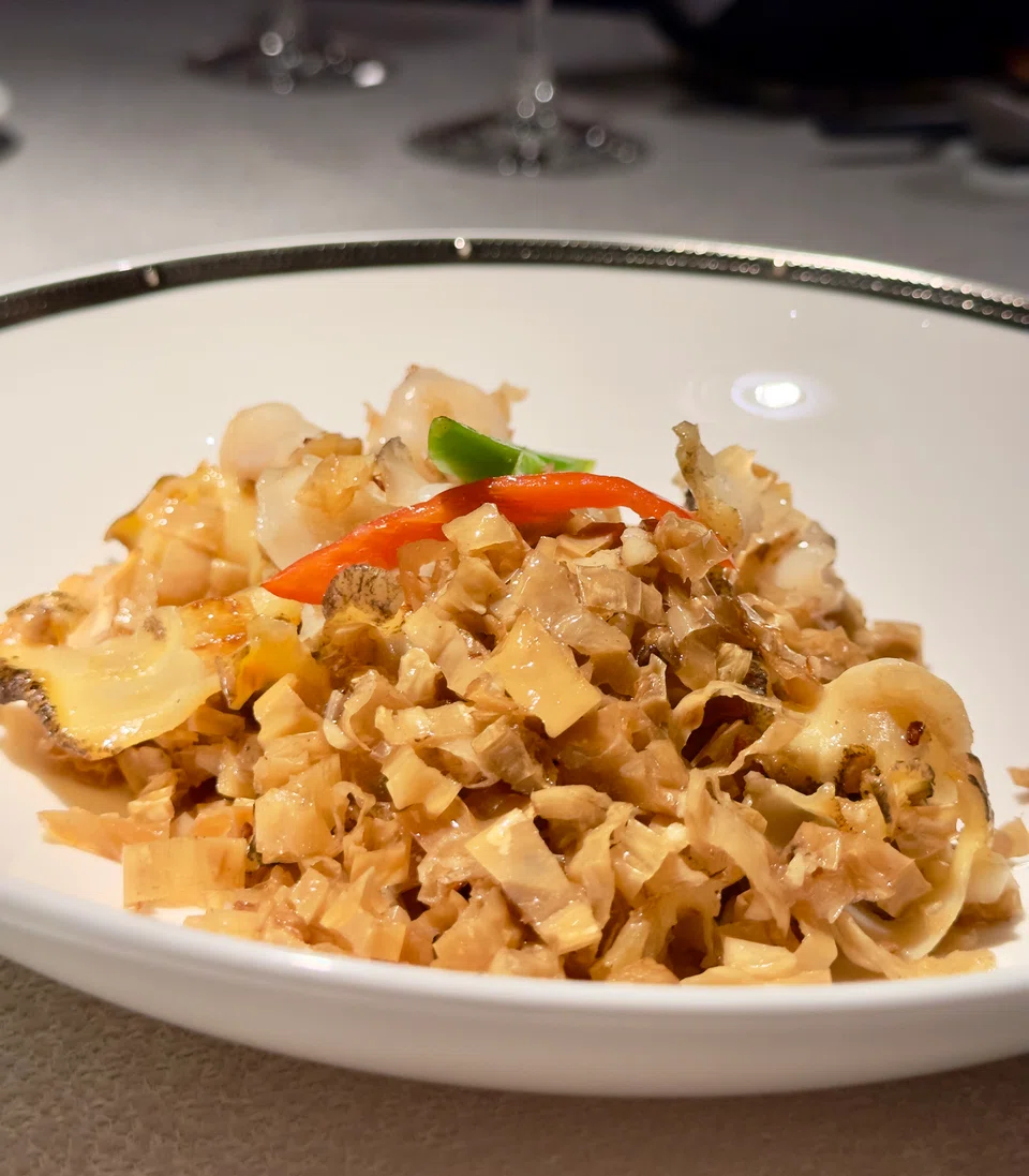 Stir-fried conch and sliced white chillies.