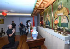 President hopeful Ng Kok Song praying to the Huang Clan Ancestors while paying a visit to the Huang Clan Association, where he participated in a dialogue with clan members, on Sunday.