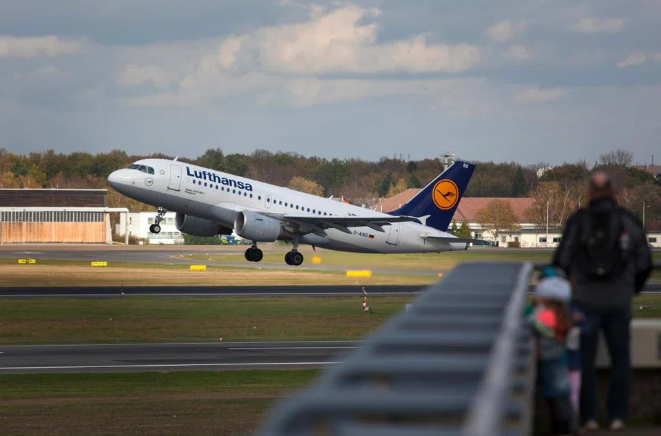 Lufthansa reported an operating profit of 871 million euros (S$1.29 billion), compared with 805 million euros expected, according to an analyst poll compiled by the airline.
