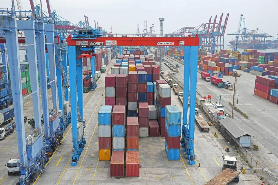 Canada’s main exports to Indonesia were agriculture products fertilisers, while Indonesia mainly exported machinery and electrical machinery, as well as garments and footwear.