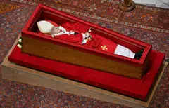 The lying in state began on Wednesday and instead of a planned closing at midnight, the basilica remained open until 5.30am (0330 GMT) on Thursday morning, before reopening at 7.00am.