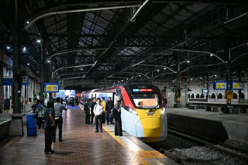 The new six-coach train seats 312 passengers, consisting of five standard coaches and one business-class coach.