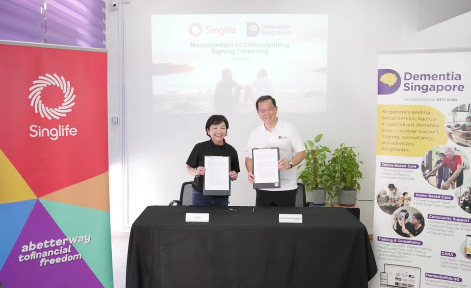 Pearlyn Phau, group CEO of Singlife (left) and Jason Foo, CEO of Dementia Singapore at the signing of an MOU.